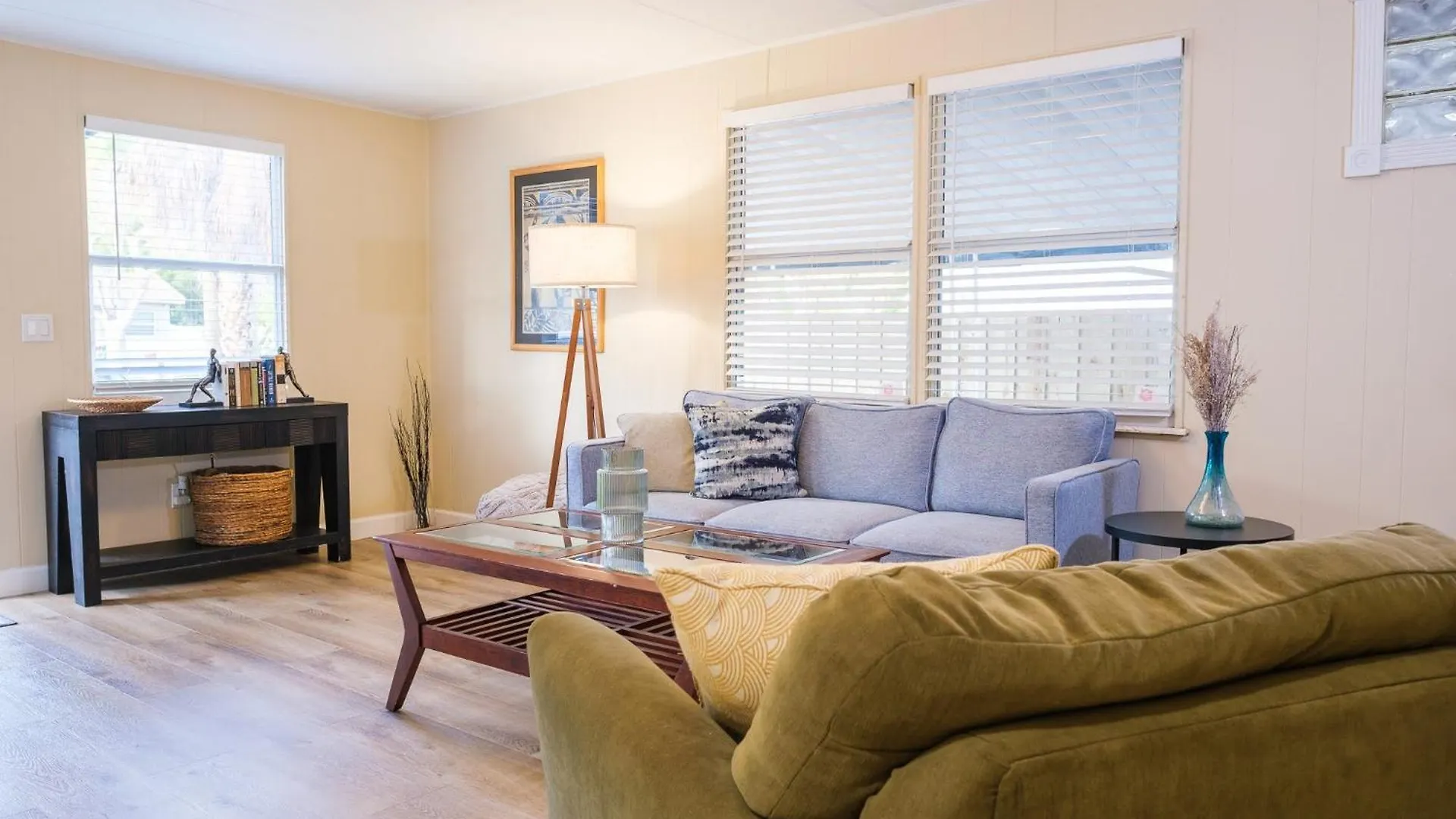 House Near Tampa Zoo And Busch Gardens, Free High Speed Wifi contacts
